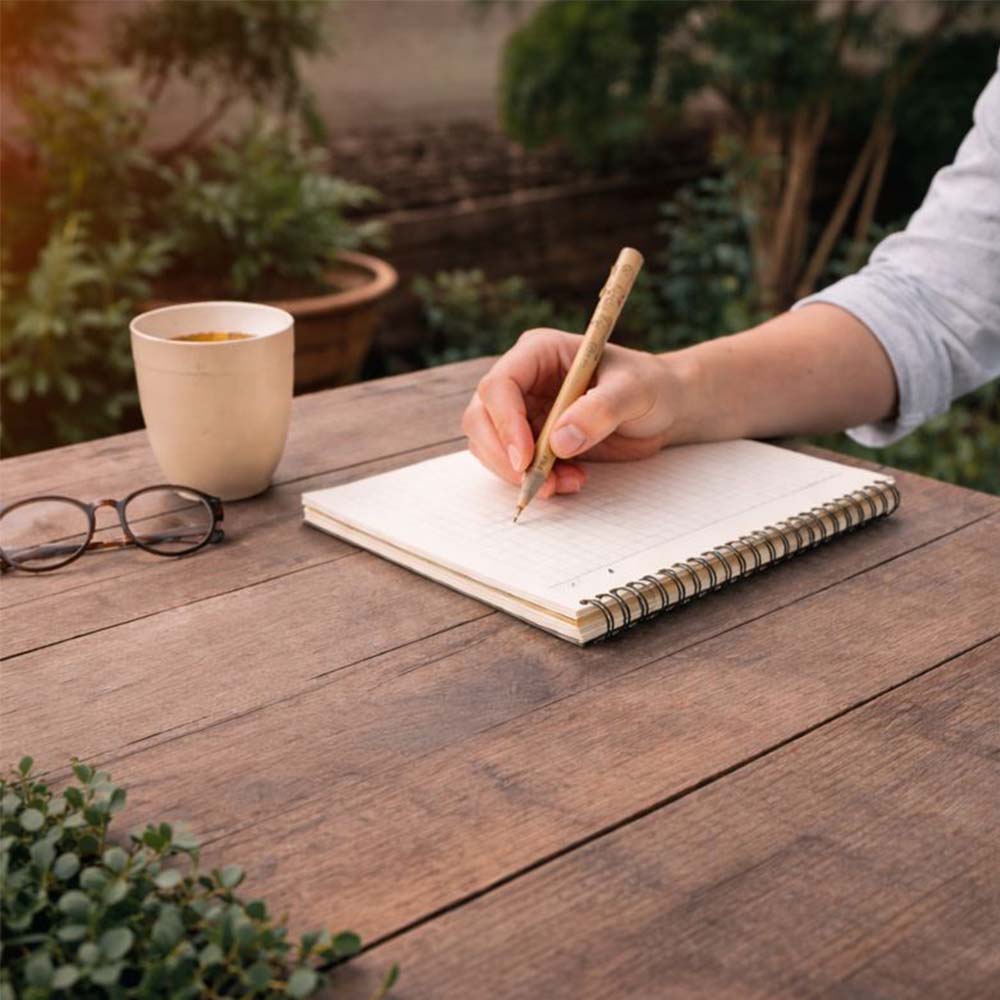 Person writing in a spiral notebook at a wooden table 6) Set complet: 3 jurnale + 3 pixuri ✅ (KEYPHRASE 1) Alt: Geographics Eco Journaling Kit with three journals and three plantable pens 7) Copil cu ghiveci și pix plantabil Alt: Child holding a small pot with a planted pen growing seedlings 8) Instrucțiuni plantare pix Alt: Steps showing how to plant a pen to grow herbs or flowers 9) Pix plantabil în ghiveci + jurnal Alt: Plantable pen growing in soil next to a notebook 10) Set cadou în natură Alt: Eco friendly journaling gift set outdoors 11) Imagine principală produs ✅ (KEYPHRASE 2) Alt: Eco journaling kit with plantable pens and nature design journals 12) Copertă jurnal individual (a treia variantă grafică) Alt: Nature inspired spiral notebook cover with elastic band De ce asta îți va rezolva mesajul Yoast ✔ Toate cele 12 imagini au alt ✔ Keyphrase apare doar de 2 ori ✔ Restul sunt strict descriptive ✔ Fără sinonime repetitive („kit”, „set”, „journaling kit”) ✔ Accesibilitate reală ✔ Google Images SEO corect ✔ Yoast va trece pe verde Verificare rapidă după ce le pui După salvare: Reîncarcă pagina Click „Refresh analysis” în Yoast Mesajul trebuie să devină: ✅ Image alt attributes: All images have alt attributes. ✅ Keyphrase in image alt attributes: Good job! Dacă vrei, spune-mi ordinea exactă a celor 12 imagini din WordPress (de sus în jos) și ți le map-ez 1:1, ca să nu existe nicio nepotrivire.